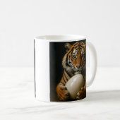 Tiger Holding Egg Kaffeetasse (VorderseiteRechts)