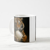 Tiger Holding Egg Kaffeetasse (Vorderseite Links)