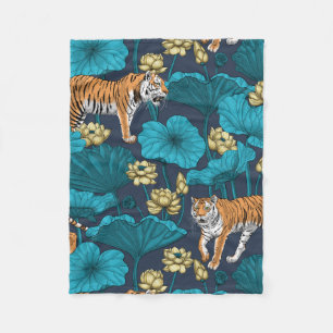 Tiger im gelben Lotusteich Fleecedecke