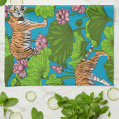 Tiger im rosa Lotusteich Geschirrtuch (Gefaltet)