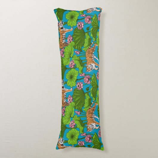 Tiger im rosa Lotusteich Seitenschläferkissen (Vorderseite Vertikal)