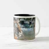 Tiger im Wasser Zweifarbige Tasse (VorderseiteRechts)