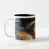 Tiger im Wasser Zweifarbige Tasse (Links)