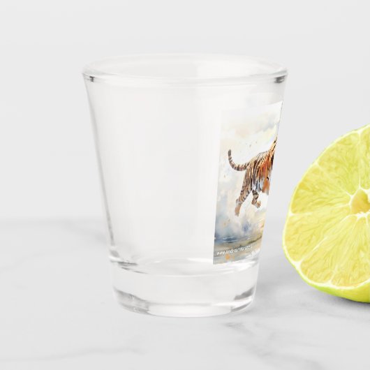 Tiger in Aktion Schnapsglas (Links)