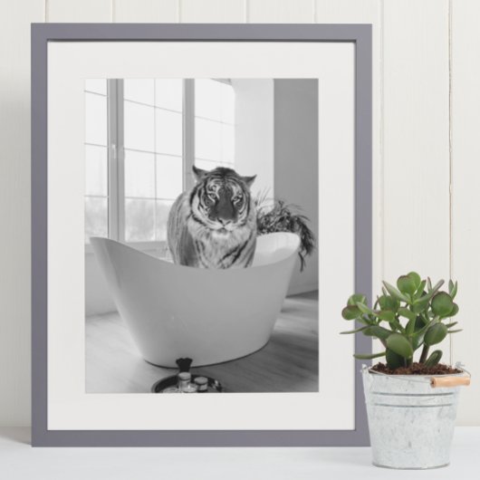 Tiger in der Badewanne Schwarz-weißes Badehotelkun Poster