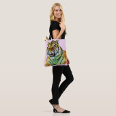 Tiger in Rosa Tasche (Am Model)