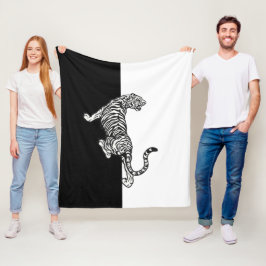 Tiger in Schwarz und Weiß Fleecedecke