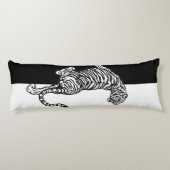 Tiger in Schwarz und Weiß Seitenschläferkissen (Rückseite)