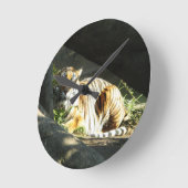 Tiger Katze schläft Runde Wanduhr (Winkel)