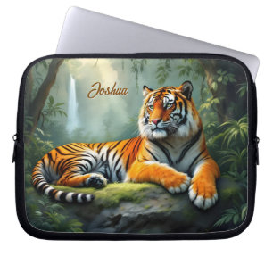 Tiger-Lounges im Dschungel mit Wasserfall Laptopschutzhülle