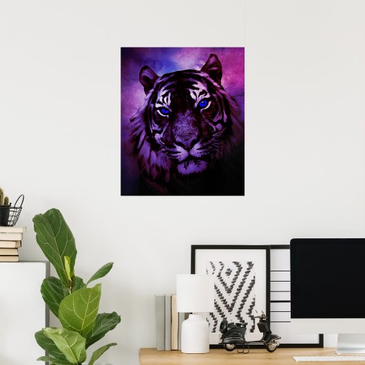Tiger mit blauen Augen auf Lila Hintergrund Poster (Heimbüro)