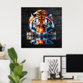 Tiger mit Blick auf Reflektion im Wasser Poster (Heimbüro)
