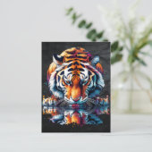 Tiger mit Blick auf Reflektion im Wasser Postkarte (Stehend Vorderseite)