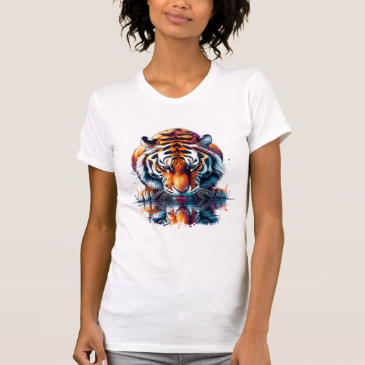 Tiger mit Blick auf Reflektion im Wasser T-Shirt (Vorderseite)