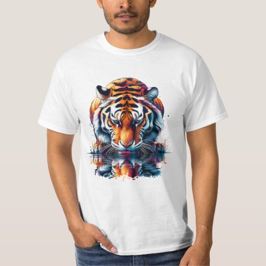 Tiger mit Blick auf Reflektion im Wasser T-Shirt (Vorderseite)