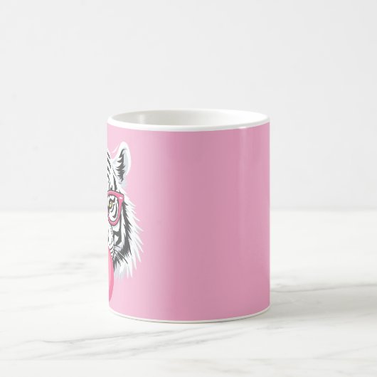 Tiger mit Brille und blühendem rosafarbenem Kaugum Kaffeetasse (Mittel)