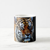 Tiger mit schwarzem Hintergrund Kaffeetasse (Mittel)