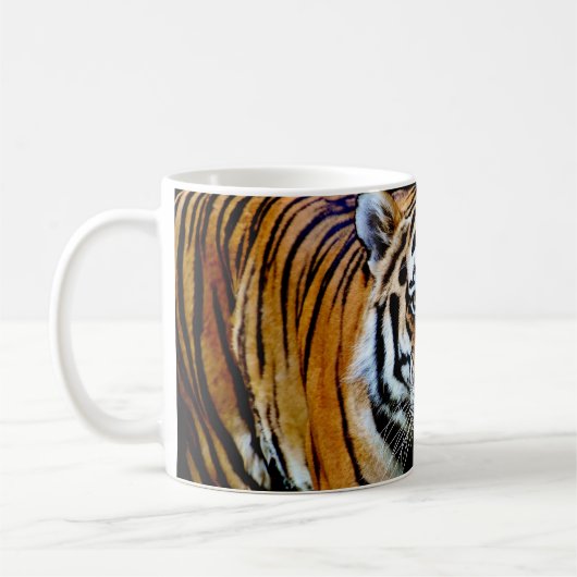 Tiger mit schwarzem Hintergrund Kaffeetasse (Links)