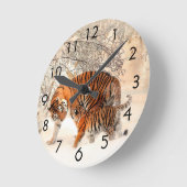 Tiger mit Tiger CUB in der Schnee-Uhr Runde Wanduhr (Winkel)