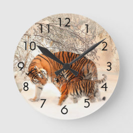 Tiger mit Tiger CUB in der Schnee-Uhr Runde Wanduhr