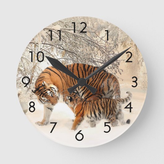 Tiger mit Tiger CUB in der Schnee-Uhr Runde Wanduhr (Vorderseite)