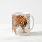 Tiger mit Tiger Cube im Winter Kaffee Tasse (VorderseiteRechts)