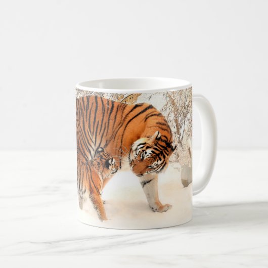 Tiger mit Tiger Cube im Winter Kaffee Tasse (VorderseiteRechts)
