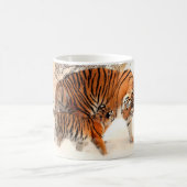 Tiger mit Tiger Cube im Winter Kaffee Tasse (Mittel)