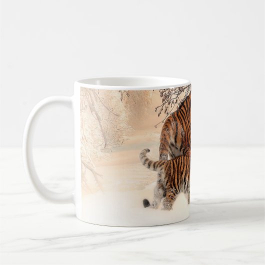 Tiger mit Tiger Cube im Winter Kaffee Tasse (Links)