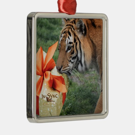 Tiger mit Weihnachtsgeschenk Ornament Aus Metall (Rechts)