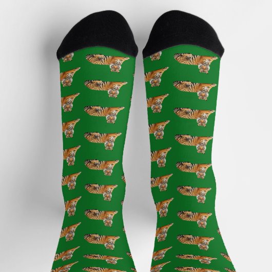 Tiger on Green Background Socken (Oben)