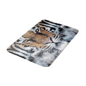 Tiger-Portrait im Grafikstil Badematte (Schrägansicht)