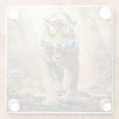Tiger Roaring in einem Dschungel im Hintergrund Glasuntersetzer (Rückseite)