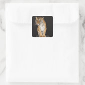 Tiger sitzend auf Plattform 2 Quadratischer Aufkleber (Tasche)