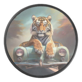 Tiger sitzt auf einem Sportwagen  Eishockey Puck