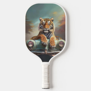 Tiger sitzt auf einem Sportwagen  Pickleball Schläger