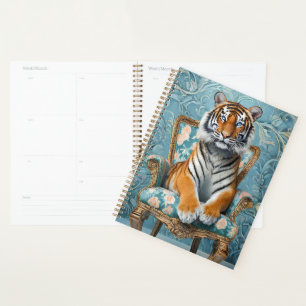 Tiger sitzt auf einem Vintagen Stuhl Planer