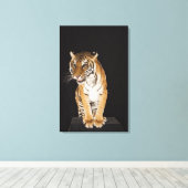 Tiger sitzt auf Plattform Leinwanddruck (Insitu (Holzboden))