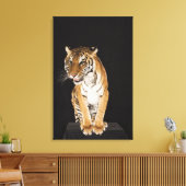 Tiger sitzt auf Plattform Leinwanddruck (Insitu (Wohnzimmer))