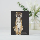 Tiger sitzt auf Plattform Postkarte (Stehend Vorderseite)