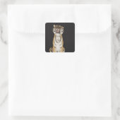 Tiger sitzt auf Plattform Quadratischer Aufkleber (Tasche)