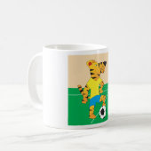 Tiger spielt Fußball Kaffeetasse (Vorderseite Links)