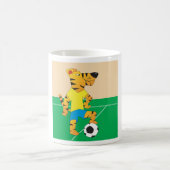 Tiger spielt Fußball Kaffeetasse (Mittel)