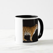 Tiger stehend auf Plattform Tasse (VorderseiteRechts)