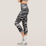 Tiger Streifen Tierfutter Metallisches Silber Capri Leggings<br><div class="desc">Dieses Design kann personalisiert werden, indem Sie die Option Anpassen auswählen, um Text hinzuzufügen oder andere Änderungen vorzunehmen. Wenn dieses Produkt die Möglichkeit hat, das Design auf einen anderen Gegenstand zu übertragen, stellen Sie bitte sicher, dass das Design bei Bedarf angepasst wird. Kontaktieren Sie mich unter colorflowcreations@gmail.com , wenn Sie...</div>
