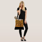 Tiger Stripes Tasche (Am Model)
