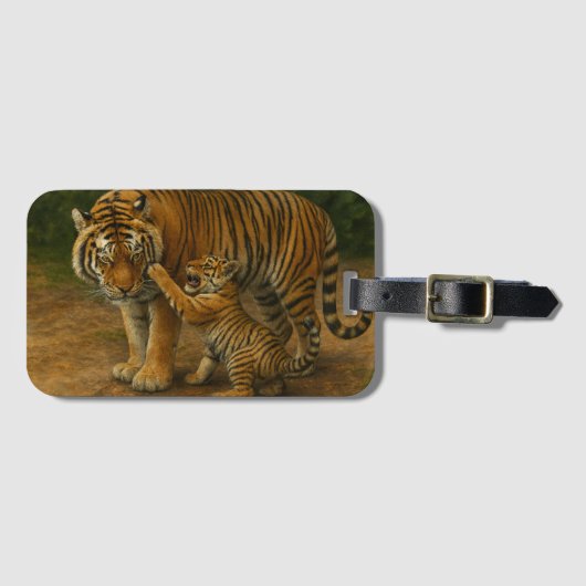 Tiger-Tenderness - Eltern und Küken im Wald Gepäckanhänger (Vorderseite (Horizontal))
