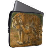 Tiger-Tenderness - Eltern und Küken im Wald Laptopschutzhülle (Vorne Rechts)