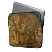 Tiger-Tenderness - Eltern und Küken im Wald Laptopschutzhülle (Vorderseite Links)