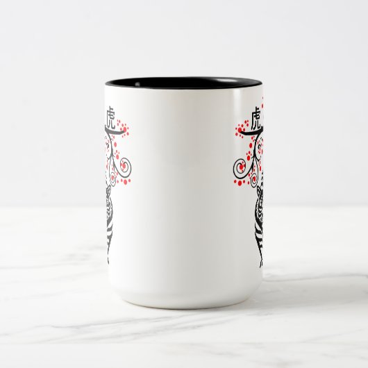 Tiger und Rote Blüten im neuen Jahr in China Zweifarbige Tasse (Mittel)